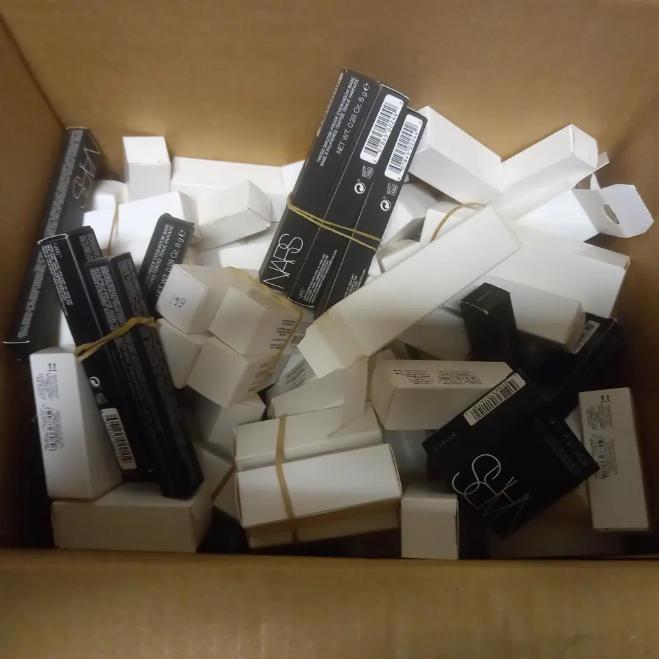BOX OF APPROX 35 ASSORTED HEALTH AND BEAUTY ITEMS TO INCLUDE - GIVENCHY DOCTOR WHITE - GIVENCHY PRISME PRIMER BASE CORRECTRICE - NARS SMUDGE PROOF EYESHADOW BASE ECT 