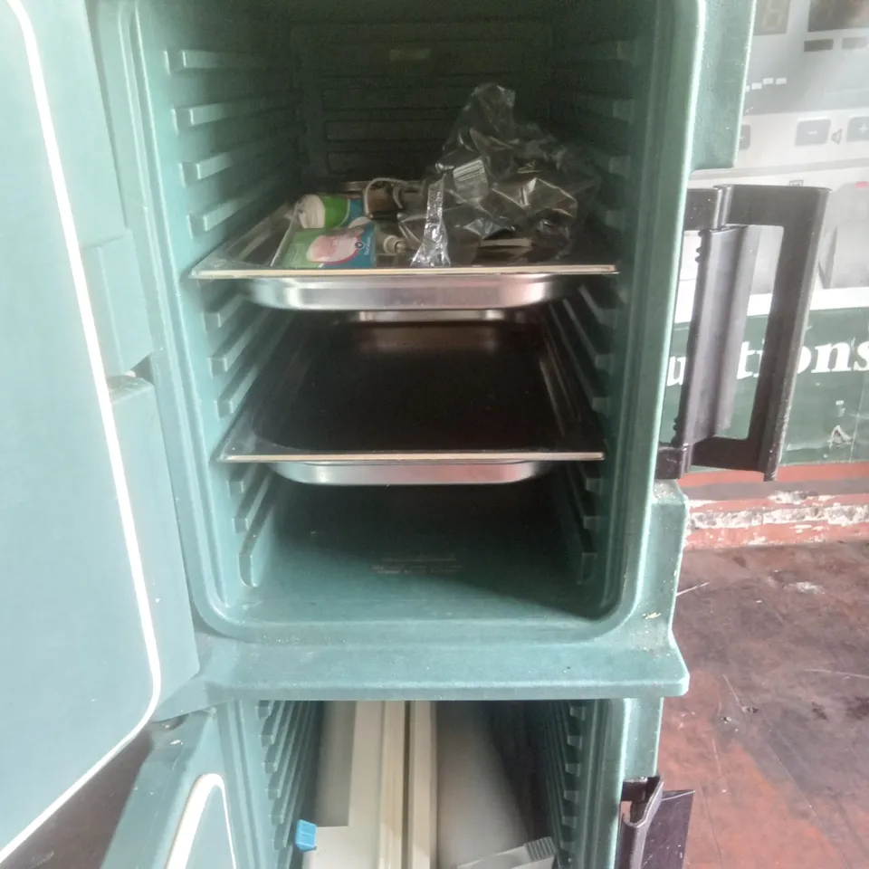 CAMBRO UPC800 TRAY CARRIER WITH WHEELS 