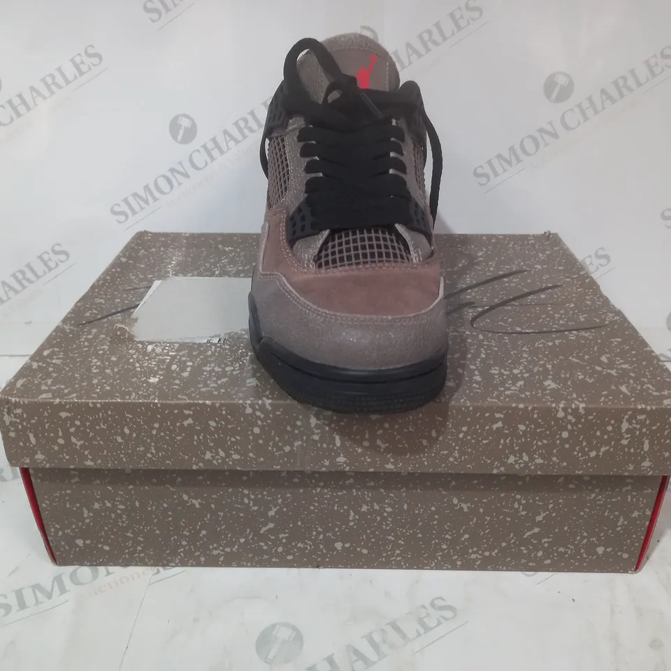 BOXED PAIR OF NIKE AIR JORDAN 4 RETRO SHOES IN TAUPE/RED UK SIZE 9.5