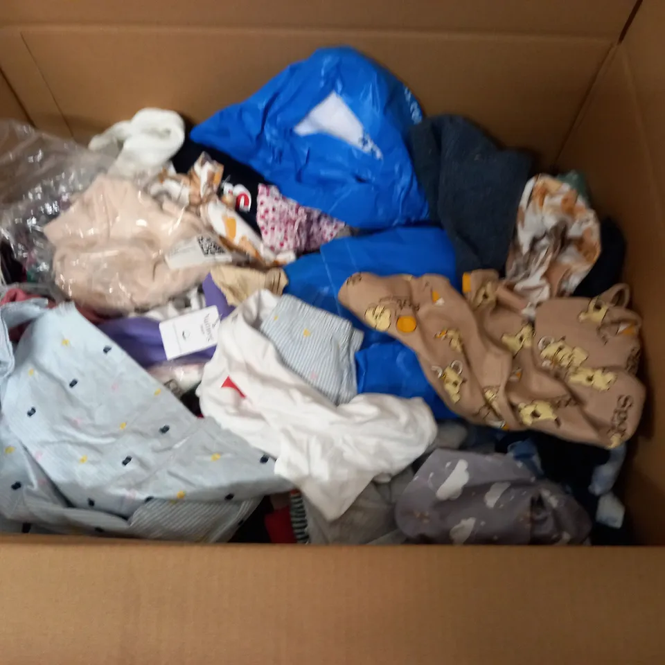 LARGE QUANTITY OF ASSORTED CHILDRENS CLOTHING ITEMS 