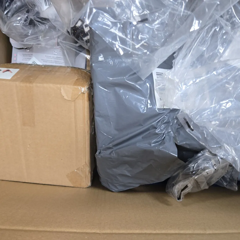 BOX OF APPROX 10 ASSORTED ITEMS TO INCLUDE - TALKIES WALKIES 3D WALKIE TALKIES , DESKTOP GOLF BAG ETC