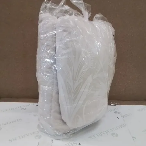BAGGED POLYESTER FLORAL BEDSPREAD - SIZE UNSPECIFIED 