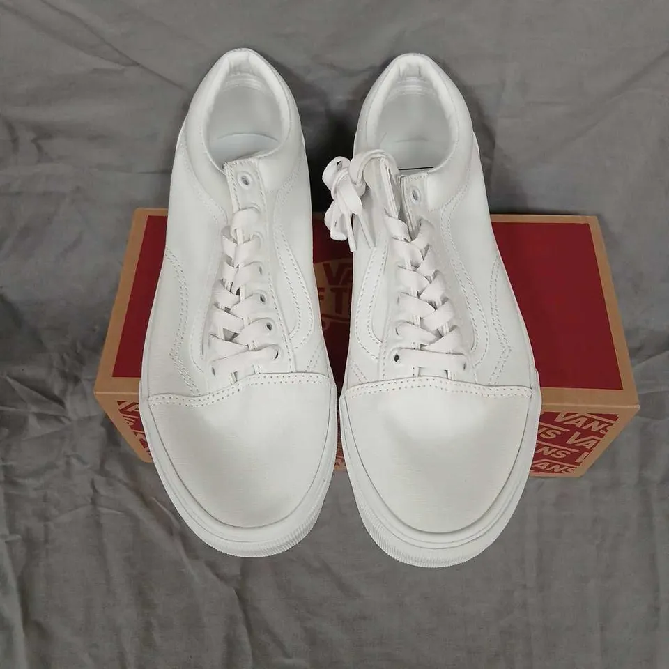 VANS OLD SKOOL WHITE SNEAKERS – UK 8 (US 9, EU 42)