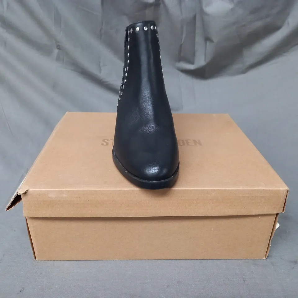 BOXED PAIR OF STEVE MADDEN LOW BLOCK HEEL ANKLE BOOTS IN BLACK SIZE 3