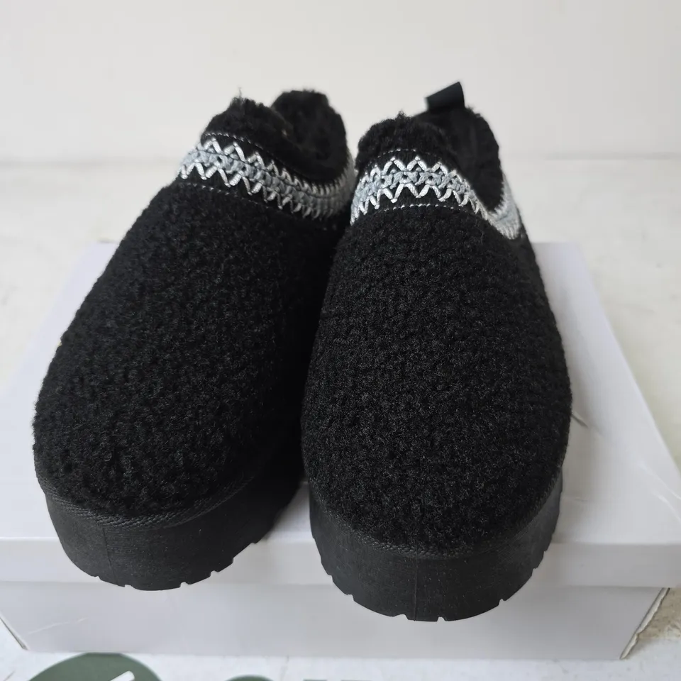 BOXED SHOES BY EMMA PANDA SHOES, BLACK/BLUE - SIZE 4