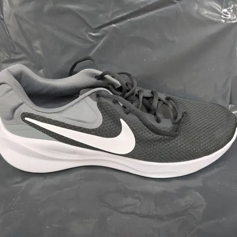 UNBOXED PAIR OF NIKE MENS REVOLUTION 7 SNEAKER IN BLACK/GREY - UK 9.5