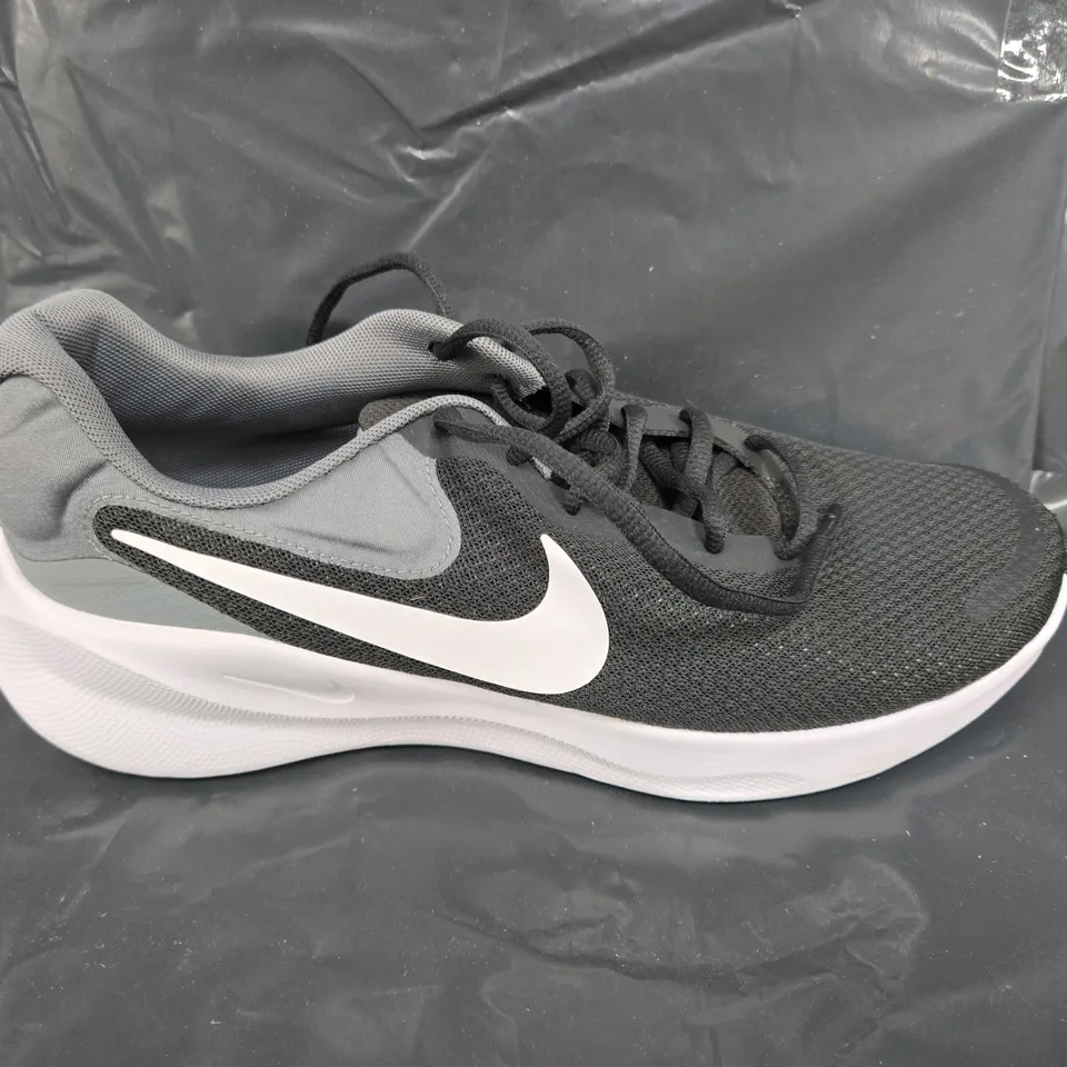 UNBOXED PAIR OF NIKE MENS REVOLUTION 7 SNEAKER IN BLACK/GREY - UK 9.5