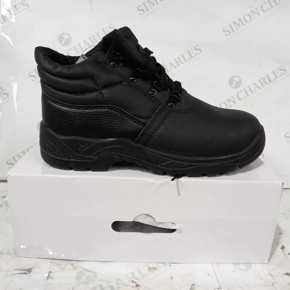 PAIR OF DESIGNER CHUKKA BOOTS IN BLACK UK SIZE 7