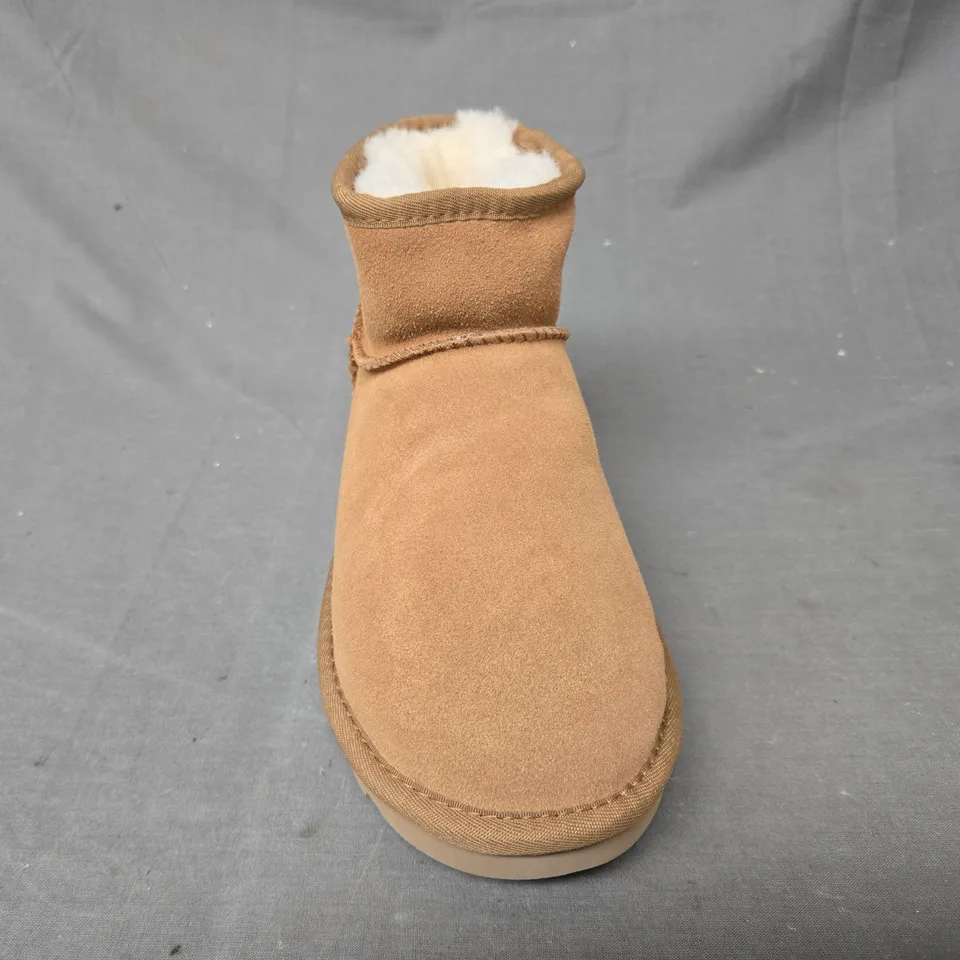 PAIR OF UGG SHOES IN CHESTNUT UK SIZE 7