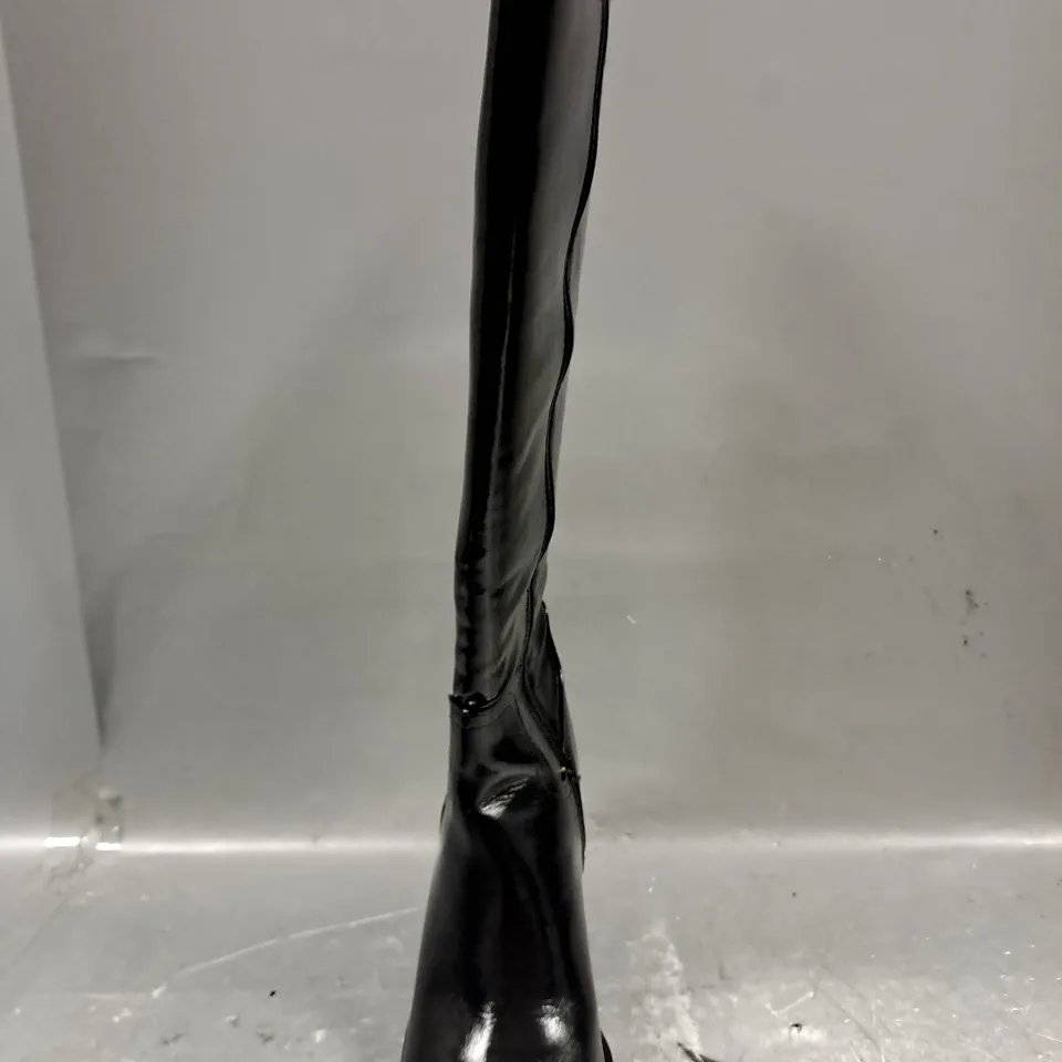 BOXED PAIR OF V BY VERY BLOCK HEEL KNEE-HIGH BOOTS IN BLACK SIZE 6