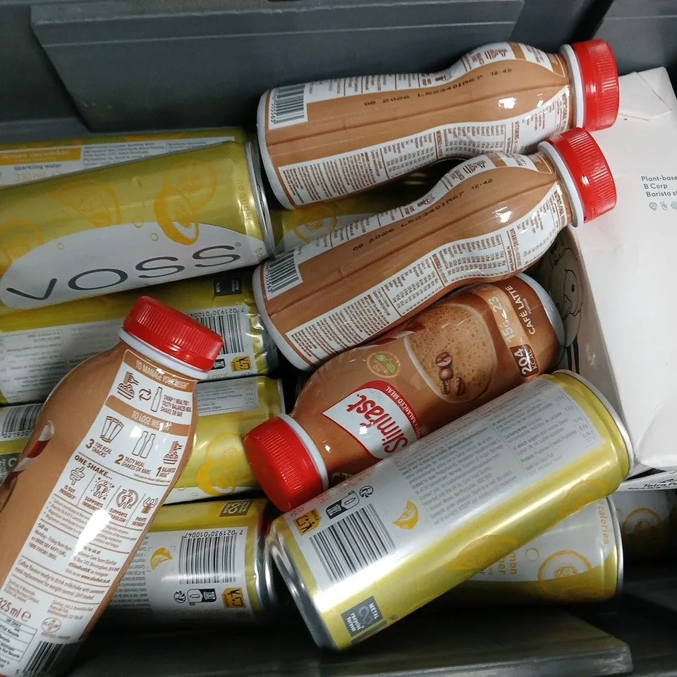 APPROXIMATELY 18 ASSORTED FOOD ITEMS TO INCLUDE VOSS SPARKLING WATER, SLIMFAST CAFE LATTE, MINOR FIGURES BARISTA OAT, ETC - COLLECTION ONLY