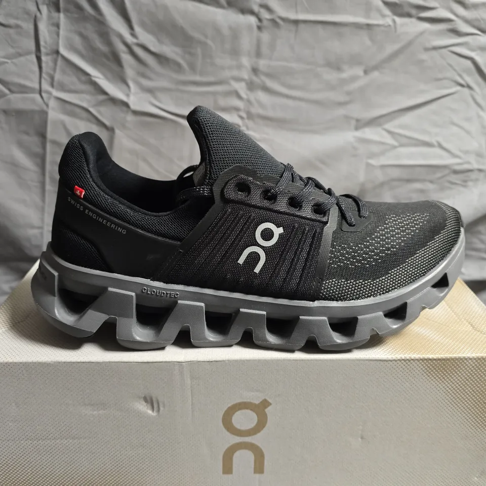 BOXED PAIR OF ON CLOUD CLOUDSWIFT 4 AD TRAINERS - UK SIZE 8.5
