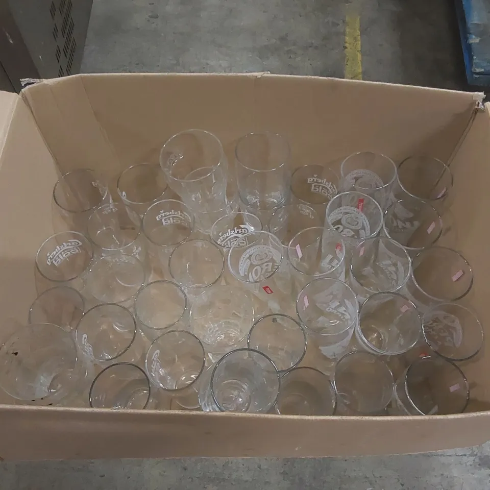 BOX CONTAINING APPROXIMATELY 38x ASSORTED DRINKS GLASSES