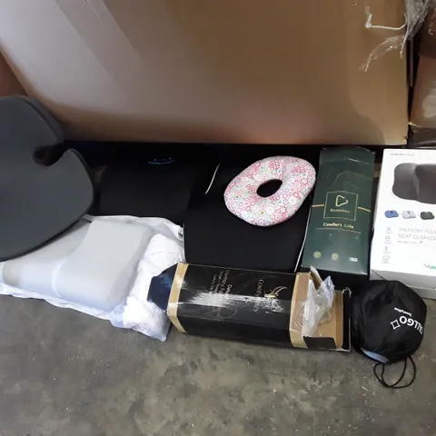PALLET OF ASSORTED ITEMS TO INCLUDE: TRAVEL EAZE MEMORY FOAM SEAT CUSHION, TRAVEL PILLOW ETC