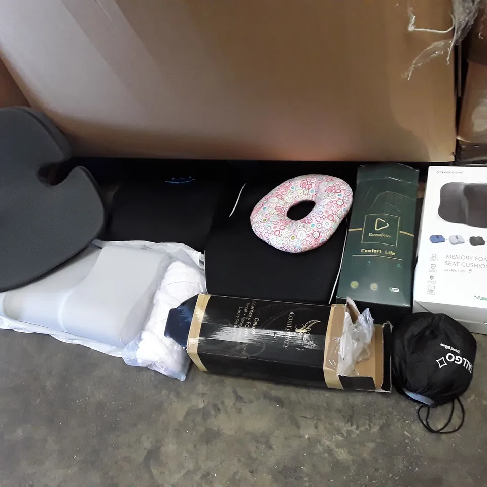 PALLET OF ASSORTED ITEMS TO INCLUDE: TRAVEL EAZE MEMORY FOAM SEAT CUSHION, TRAVEL PILLOW ETC 