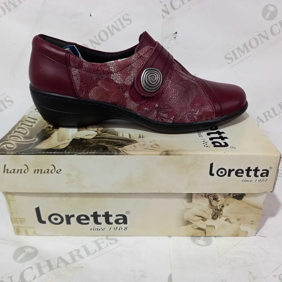 BOXED PAIR OF LORETTA SHOES IN BURGUNDY W. FLORAL PRINT EU SIZE 39