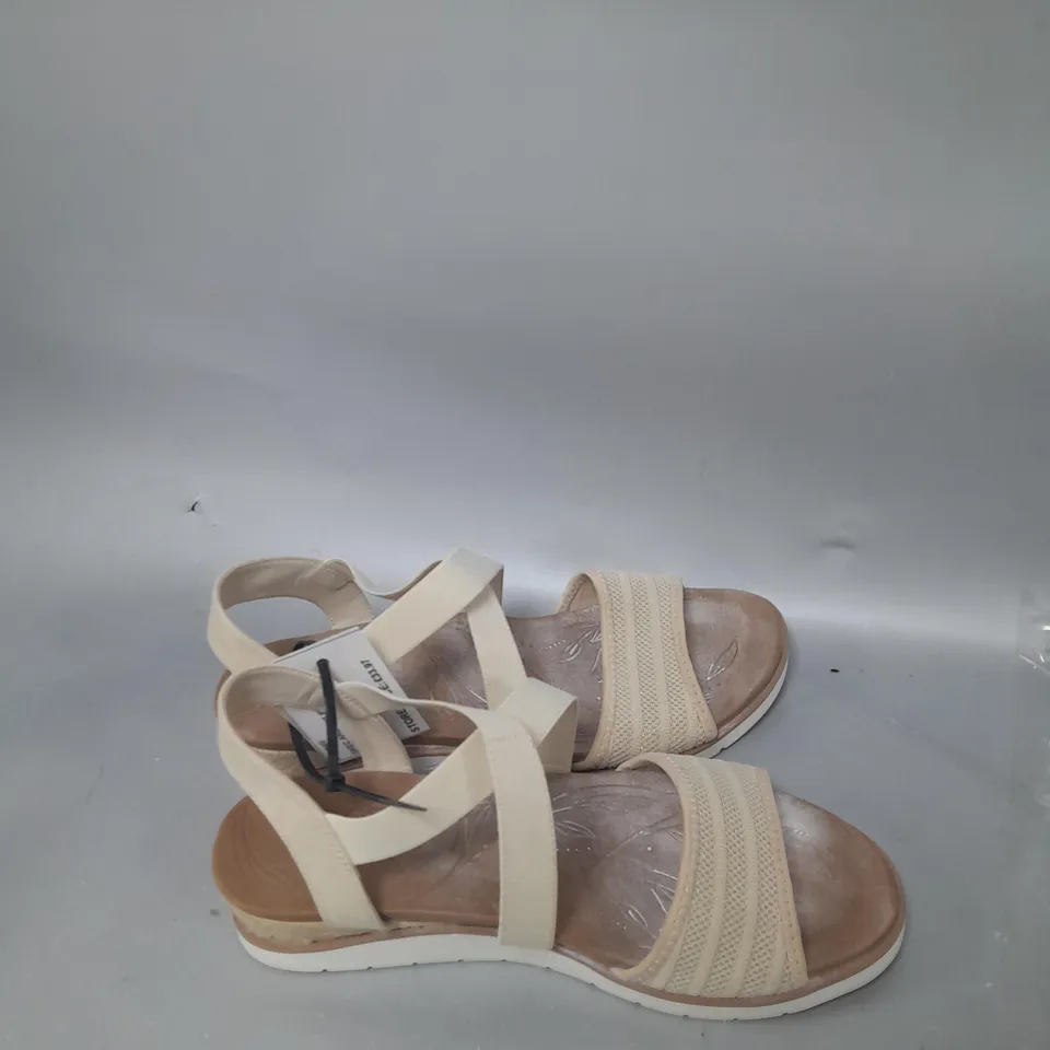 SKECHERS ARCH FIT CREAM SANDALS - SIZE 6
