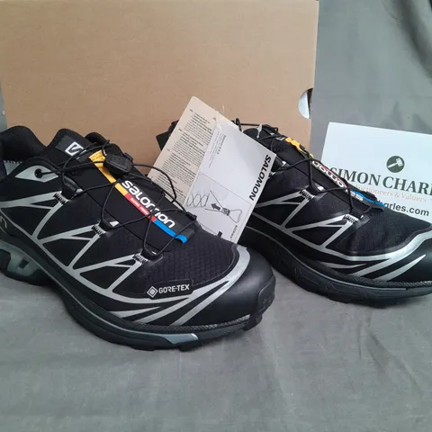 BOXED PAIR OF SALOMON XT-6 GTX TRAINERS IN BLACK/SILVER - UK 7.5