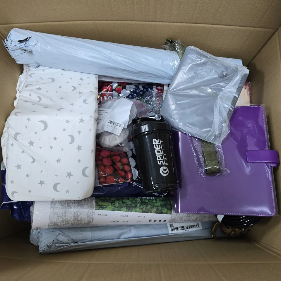 APPROXIMATELY 20 ASSORTED HOUSEHOLD ITEMS TO INCLUDE SPIDER SHAKER BOTTLE, AIRLINE HOSE CABLE, WALLPAPER, ETC