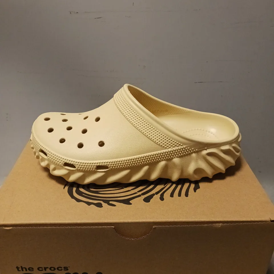 BOXED PAIR OF CROCS UNISEX SHOES, ECRU - UK SIZE 6/7