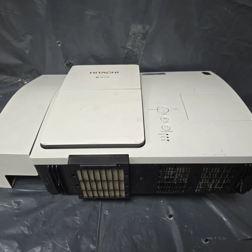 HITACHI ED-A101 3LCD