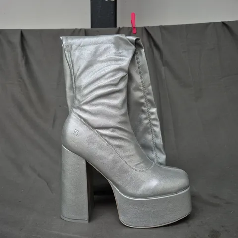 BOXED PAIR OF KOI REDEMPTION V2 SILVER THIGH-HIGH BOOTS UK SIZE 7