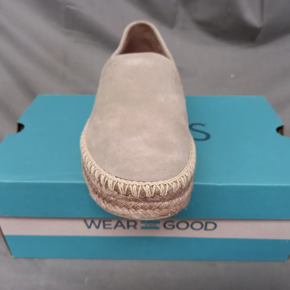 BOXED PAIR OF TOMS CORALINA SLIP-ON SHOES IN TAUPE SIZE 6