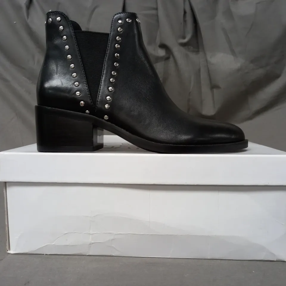 BOXED PAIR OF STEVE MADDEN CADE LEATHER ANKLE BOOTS IN BLACK EU SIZE 36