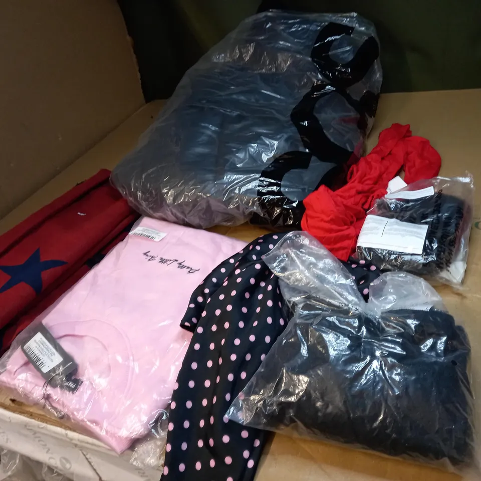 LOT OF APPROX 20 ASSORTED CLOTHING ITEMS VARYING IN SIZE/COLOUR/STYLE TO INCLUDE: TROUSERS, DRESSES, JUMPERS