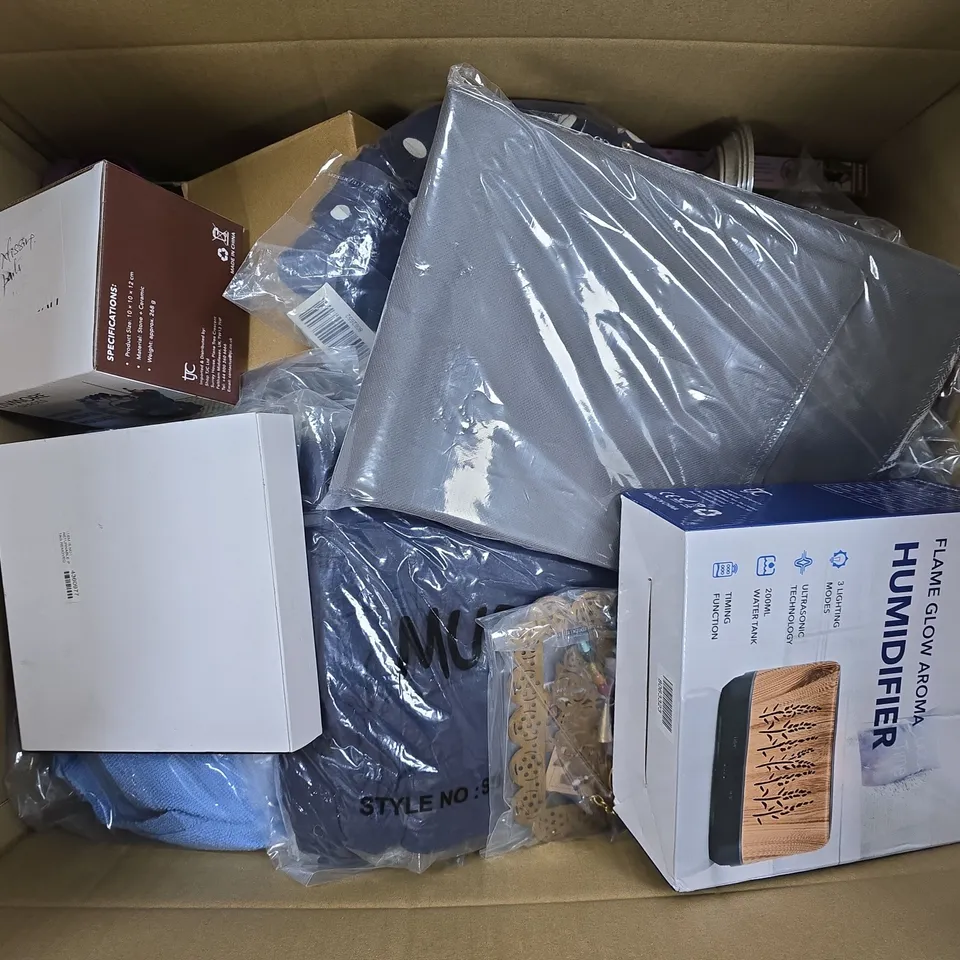 APPROXIMATELY 15 ASSORTED ITEMS TO INCLUDE LIVMORE HUMIDIFIER, INCENSE HOLDER, MUDFLOWER CLOTHING, ETC