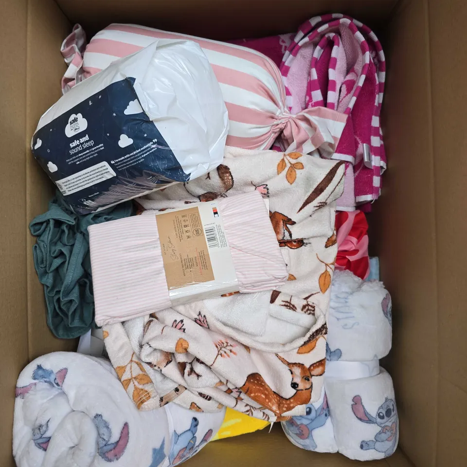 APPROXIMATELY 20 ASSORTED HOUSEHOLD PRODUCTS TO INCLUDE BED SHEETS, CUSHIONS, PILLOW CASES ETC 