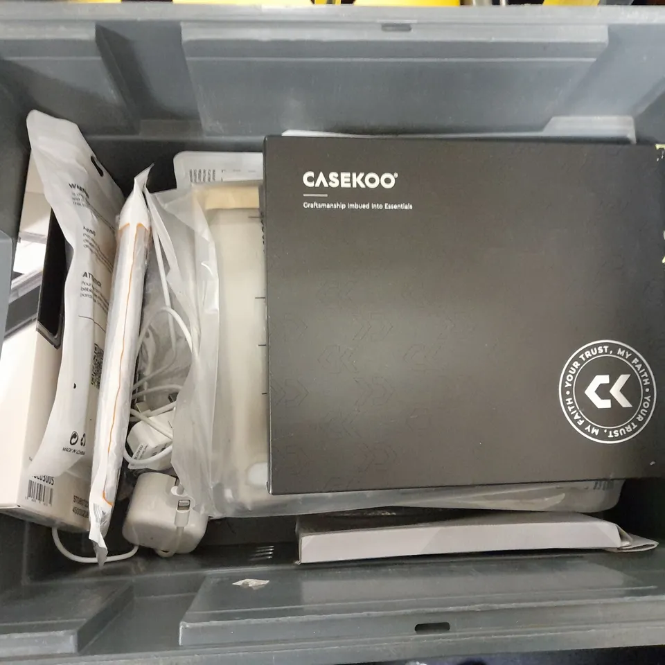 BOX OF APPROX 10 ASSORTED CASES AND SCREEN PROTECTORS FOR VARIOUS PHONES/TABLETS