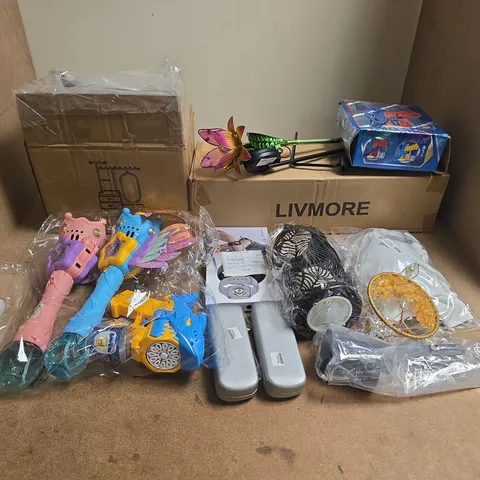 LOT OF ASSORTED HOUSEHOLD ITEMS TO INCLUDE LIVMORE SOLAR TWIRL SPINNER, WINDCHIME DREAMCATCHER AND CLOTHING ITEMS