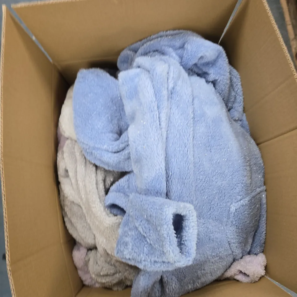 BOX OF APPROXIMATELY 15 ASSORTED CLOTHING ITEMS TO INCLUDE: CENTIGRADE FLEECE FLANNEL COAT