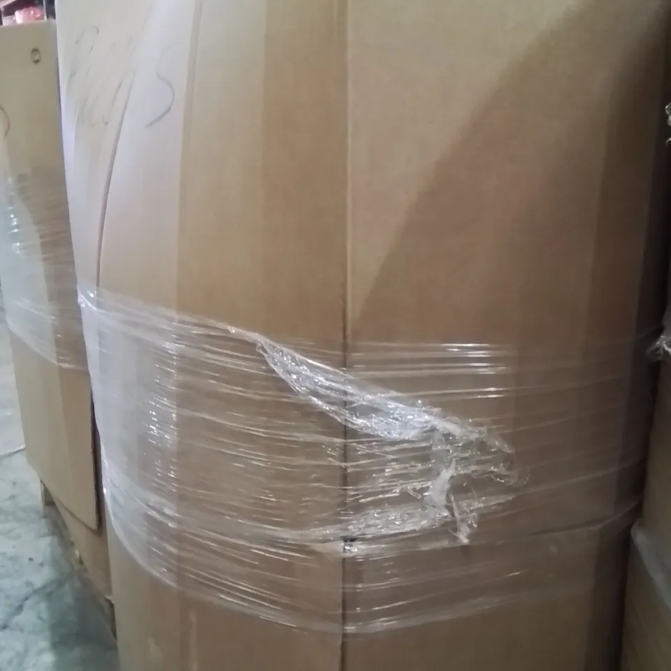 PALLET CONTAINING A LARGE QUANTITY OF PILLOWS