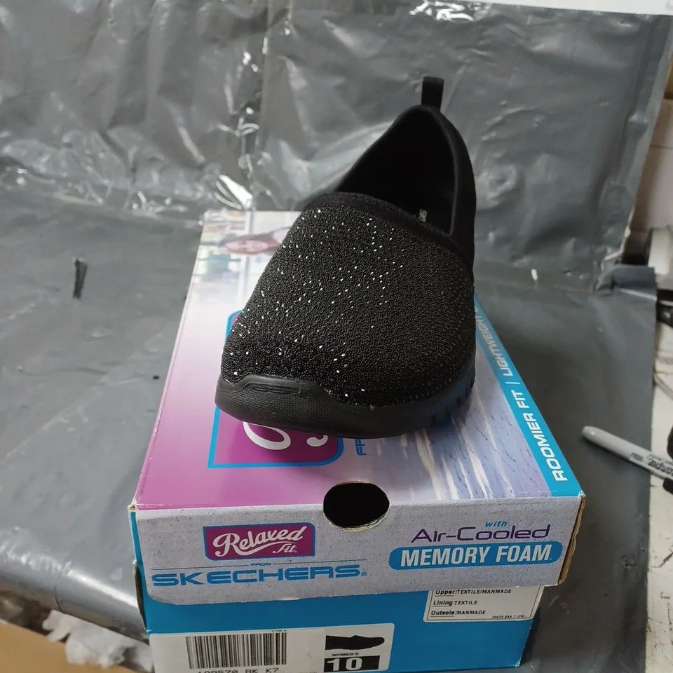 BOXED PAIR OF SKECHERS RELAXED FIT AIR COOLED MEMORY FOAM TRAINERS UK SIZE 7 - BLACK - 