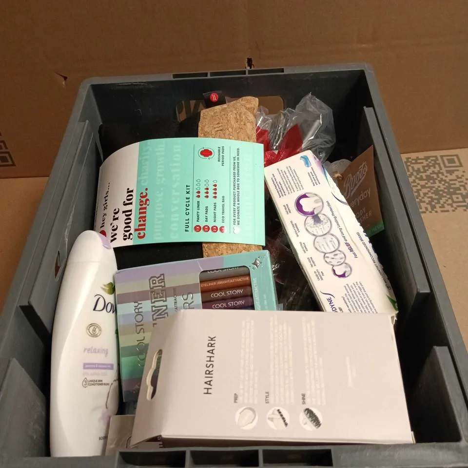 TOTE OF APPROXIMATELY 18 ASSORTED COSMETIC ITEMS TO INCLUDE SENSODYNE RAPID RELIEF, HAIR SHARK DETANGLER, HEY GIRLS FULL CYCLE KIT, COOL STORY EYELINER SET, DOVE