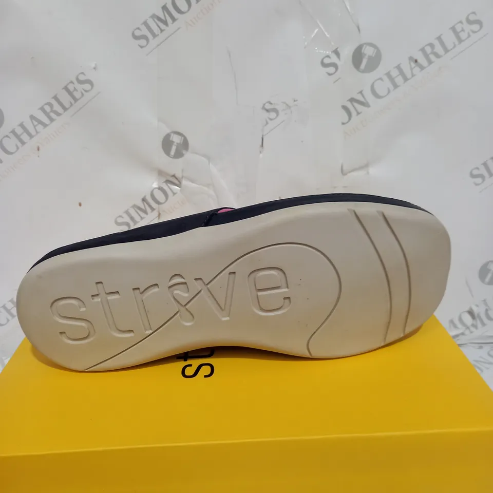 BOXED STRIVE BLUE PINKSTRIPE SANDALS SIZE 6