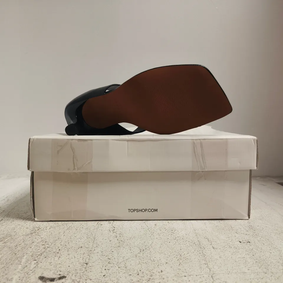 BOXED PAIR OF TOPSHOP ELODIE TOE THONG HEELED MULES IN BLACK SIZE UK 8