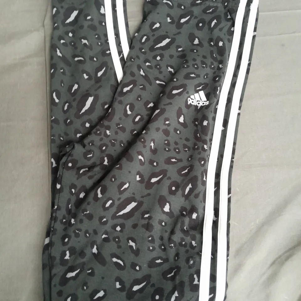 ADIDAS ANIMAL PRINT LEGGINGS IN GREY/BLACK - MEDIUM