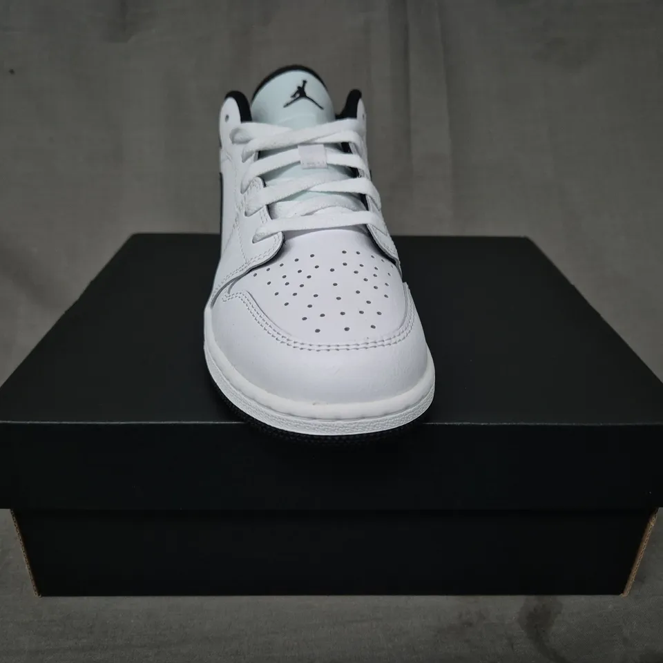 BOXED PAIR OF NIKE AIR JORDAN 1 LOW SHOES IN WHITE/BLACK UK SIZE 4.5