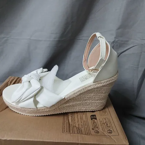 WOMEN'S WHITE KNOT-FRONT WEDGE SANDALS UK 6 (EU 39)