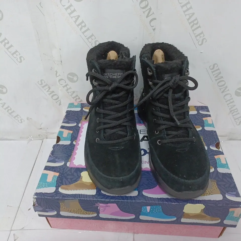 BOXED PAIR OF SKECHERS ON-THE-GO STELLAR WATERPROOF LACE UP BOOTS IN BLACK SIZE 4