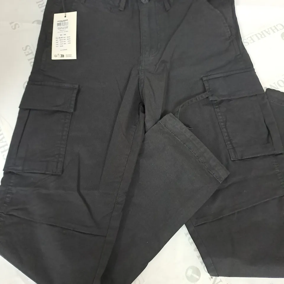 JACK AND JONES CARGO TROUSERS IN BLACK - 28/30"