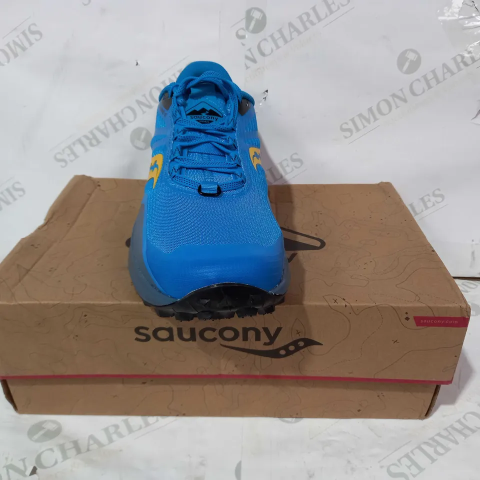 BOXED PAIR OF SAUCONY PEREGRINE 12 TRAINERS IN BLUE/YELLOW UK SIZE 9.5