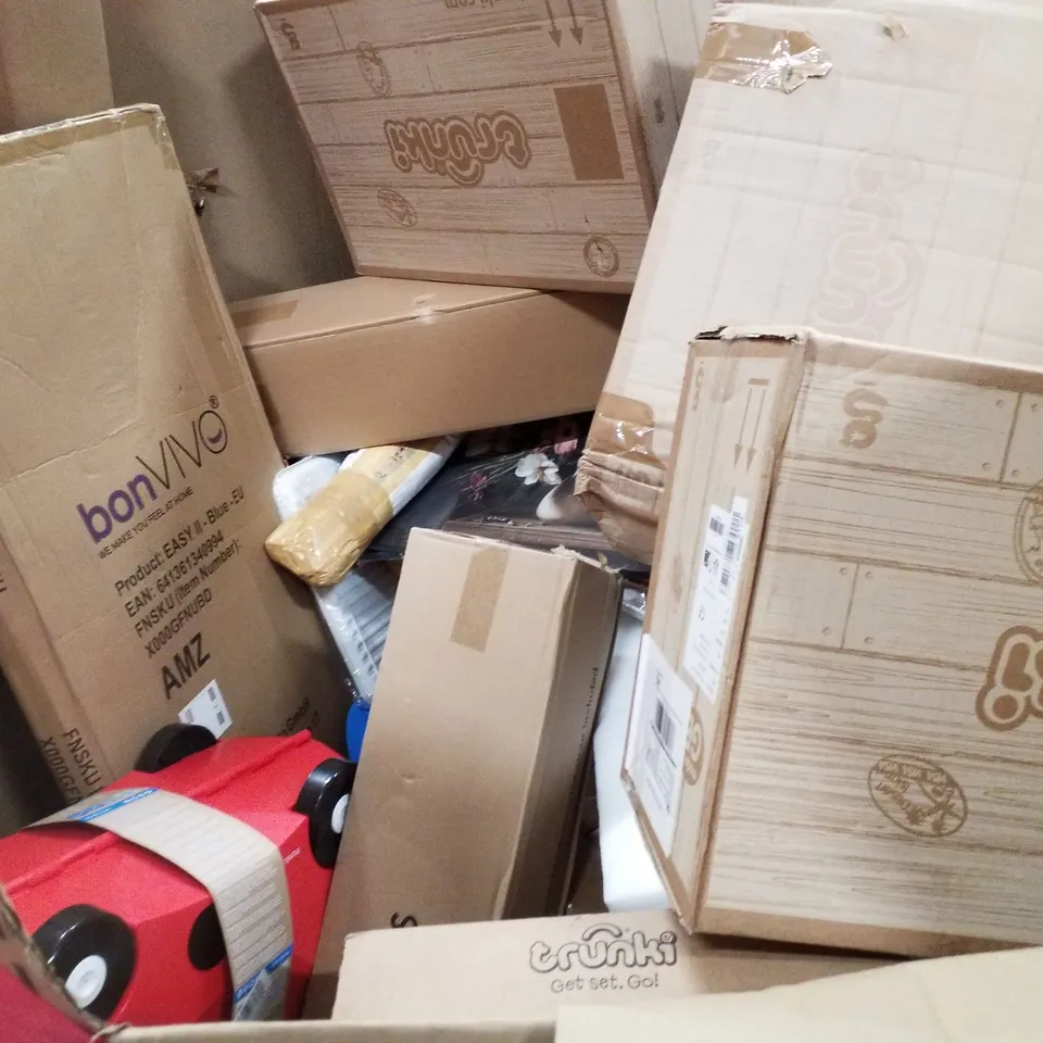PALLET OF ASSORTED PRODUCTS INCLUDING TRUNKI KIDS SUITCASE, ELECTRIC FRYER, MODEL Y SIDE DOOR STORAGE BOX, TRUNKI CAR BOOSTER/BACKPACK