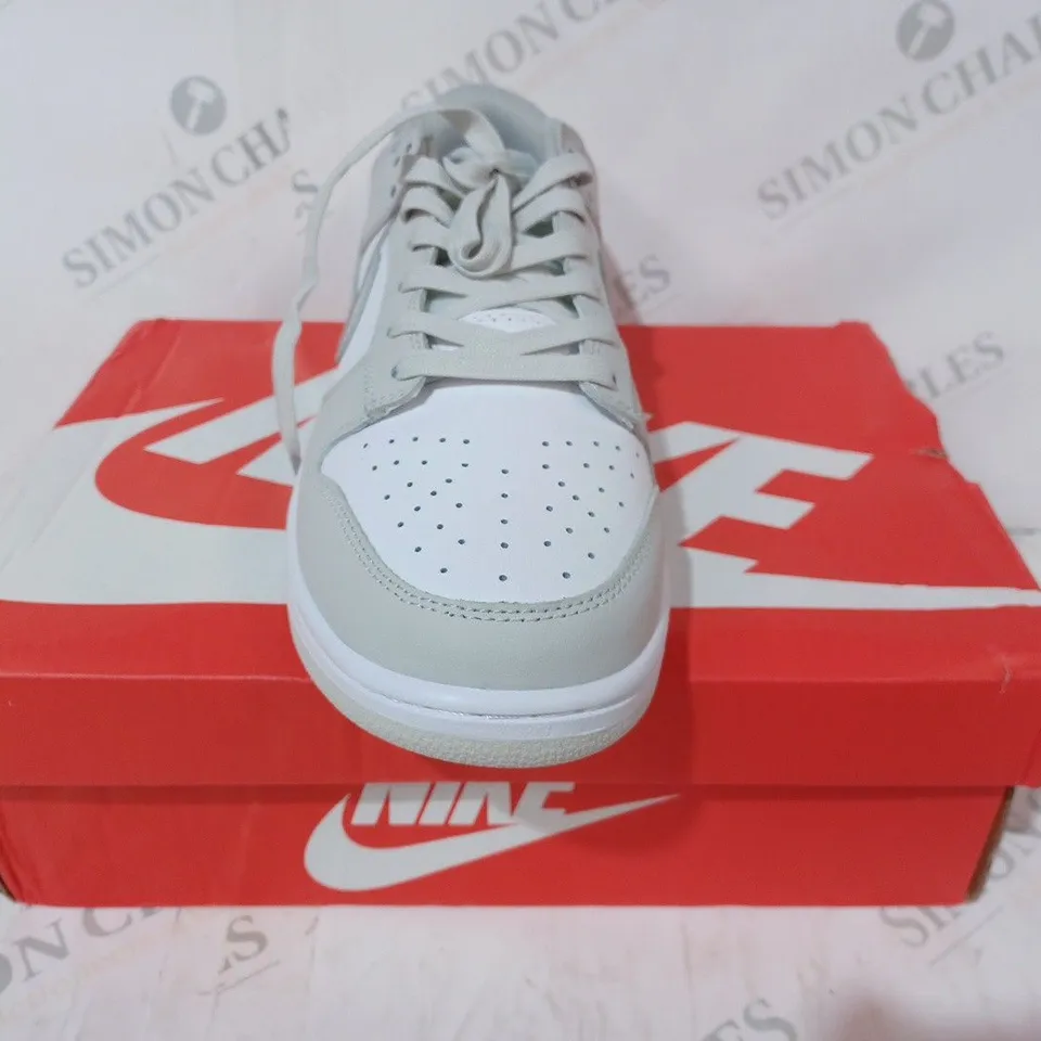 BOXED PAIR OF NIKE DUNK LOW SE SHOEs IN GREY/WHITE UK SIZE 9