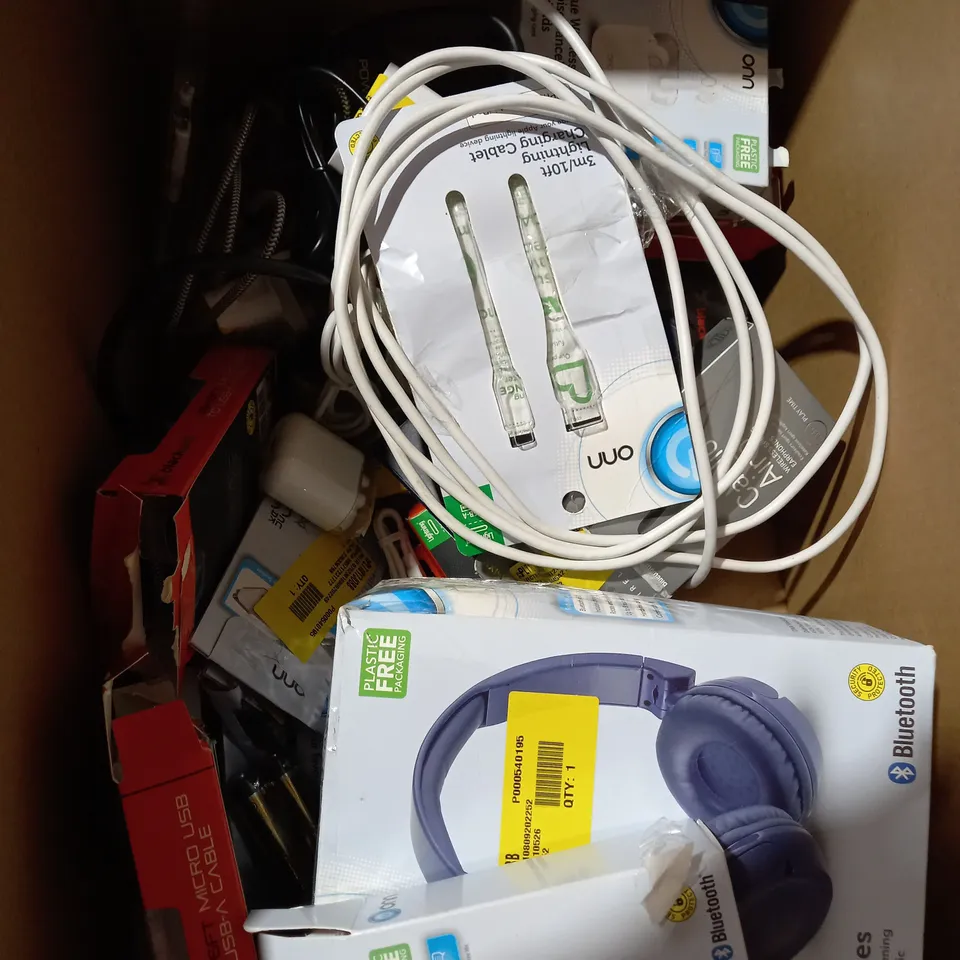 LOT OF APPROX. 20 X ITEMS TO INCLUDE MIXX STREAMBUDS LX WIRELESS EARBUDS, BLACKWEB POWER BANK, BLACKWEB SYNC AD CHARGE CABLE, ONN WIRELESS HEADPHONES, ONN WIRELESS NOISE CANCELLING EARBUDS, ETC.