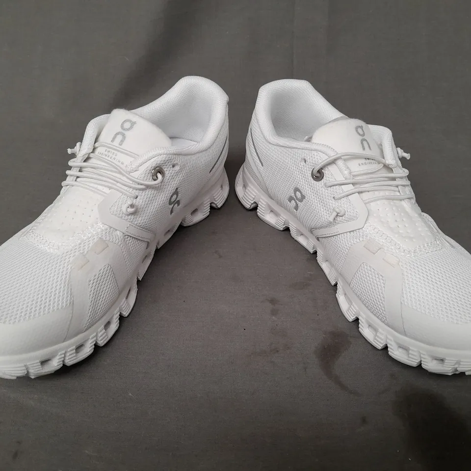 BOXED PAIR OF ON CLOUD 5 SHOES IN WHITE UK SIZE 3