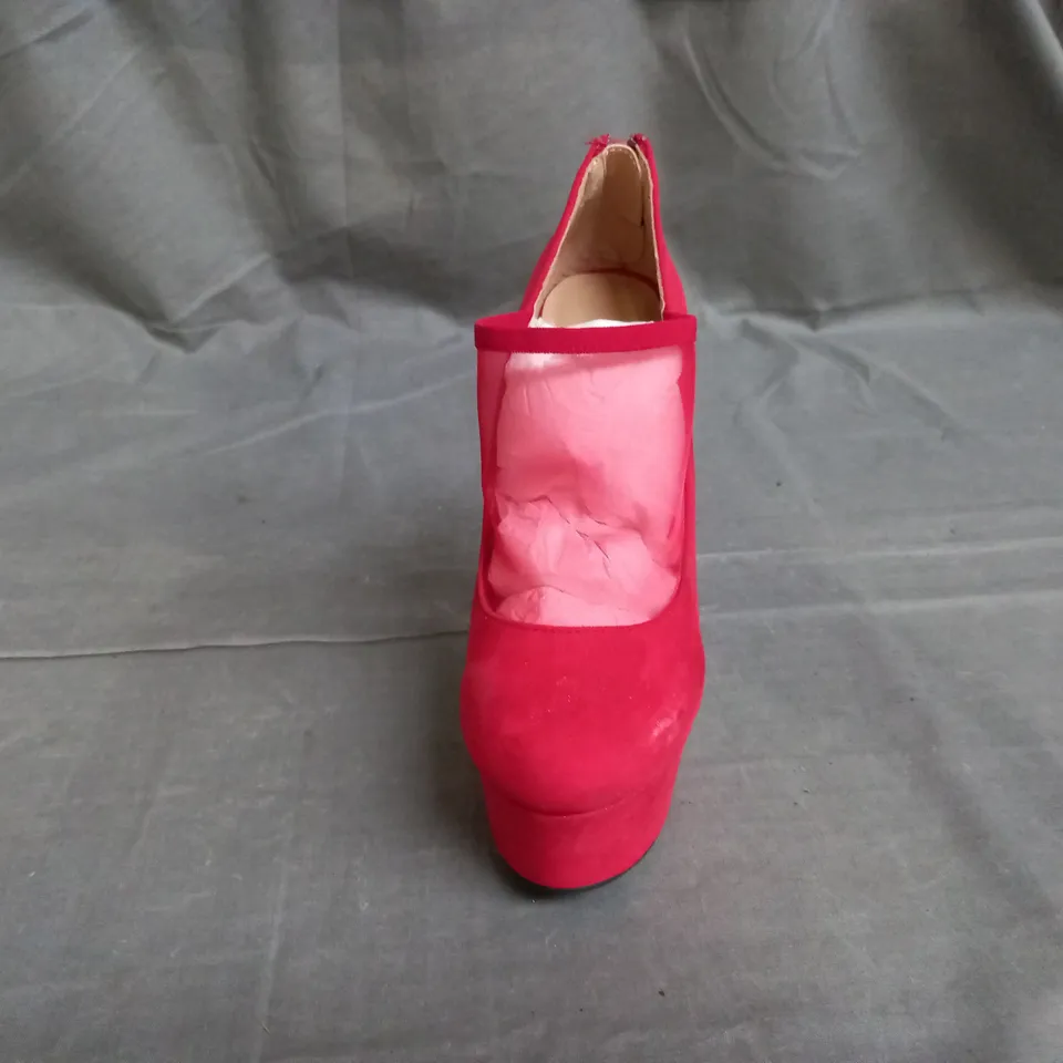 APPROXIMATELY 9 PAIRS OF MODERN RUSH RED SUEDE HEELED PLATFORM SHOES IN VARIOUS SIZES TO INCLUDE SIZE 6.5